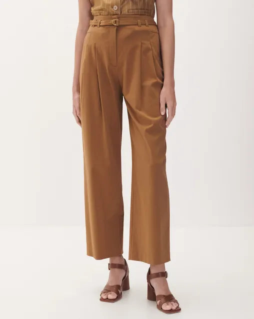 Pantalón Recto Fluido Tiro Alto Canela Cinturilla Y Pinzas